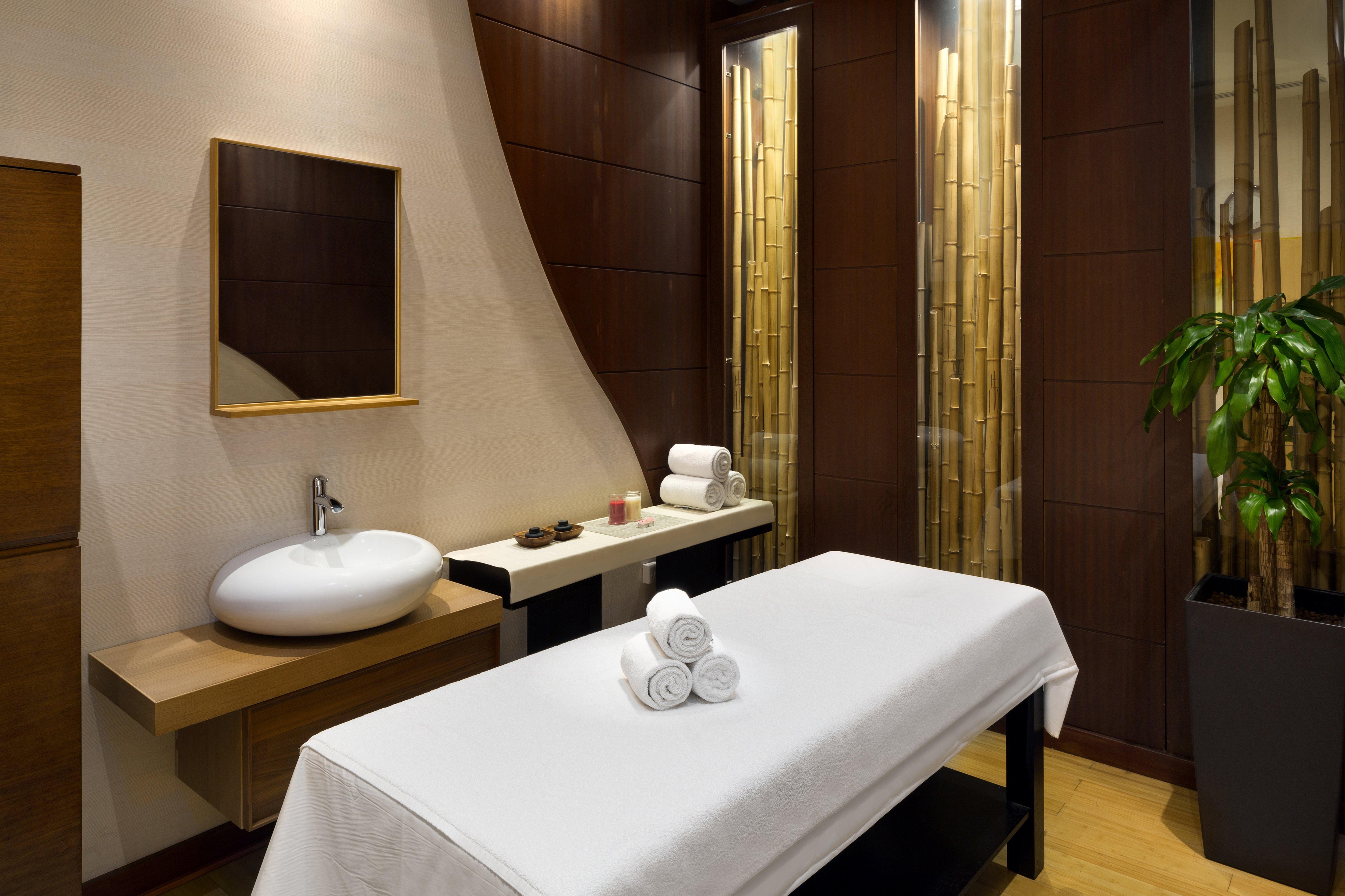 Crowne Plaza Al Khobar By Ihg Hotel Exterior photo A massage table