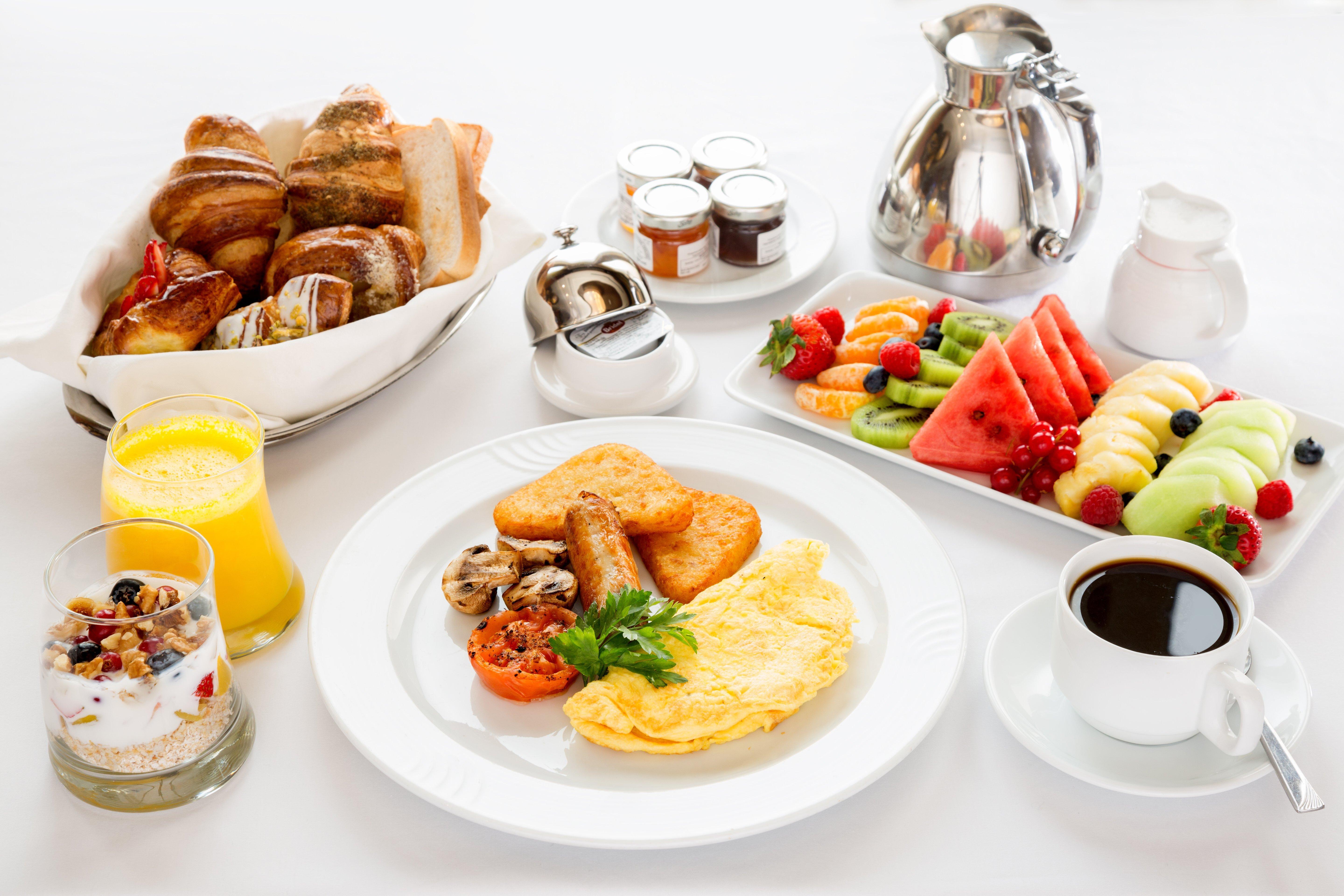 Crowne Plaza Al Khobar By Ihg Hotel Exterior photo A typical breakfast
