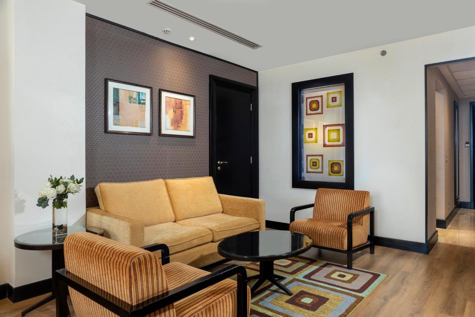 Crowne Plaza Al Khobar By Ihg Hotel Exterior photo A living room